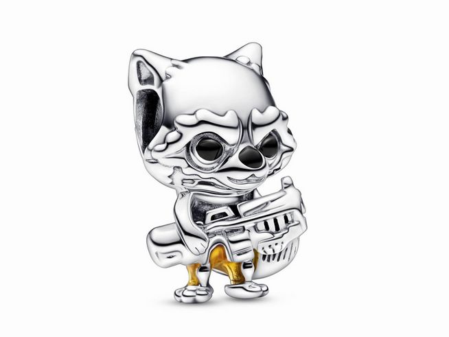 Ein farbenfroher Pandora Charm zeigt Rocket aus Marvel, eine kleine Figuren aus Silber mit goldfarbenen Akzenten und einem futuristischen Blaster in der Hand.