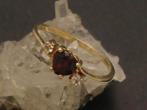 Goldring Herz Gold 333 mit Granat und Zirkonia in Größe 55,5, Hersteller Juwelier Harnisch, bis Größe 56/18. Elegant und ansprechend, ideal als Geschenk oder für den eigenen Schmuckkasten.