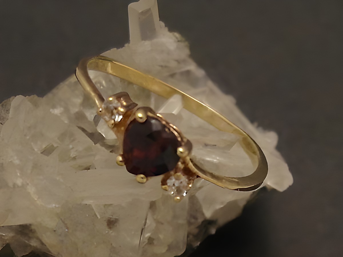 Goldring Herz Gold 333 mit Granat und Zirkonia in Größe 55,5, Hersteller Juwelier Harnisch, bis Größe 56/18. Elegant und ansprechend, ideal als Geschenk oder für den eigenen Schmuckkasten.