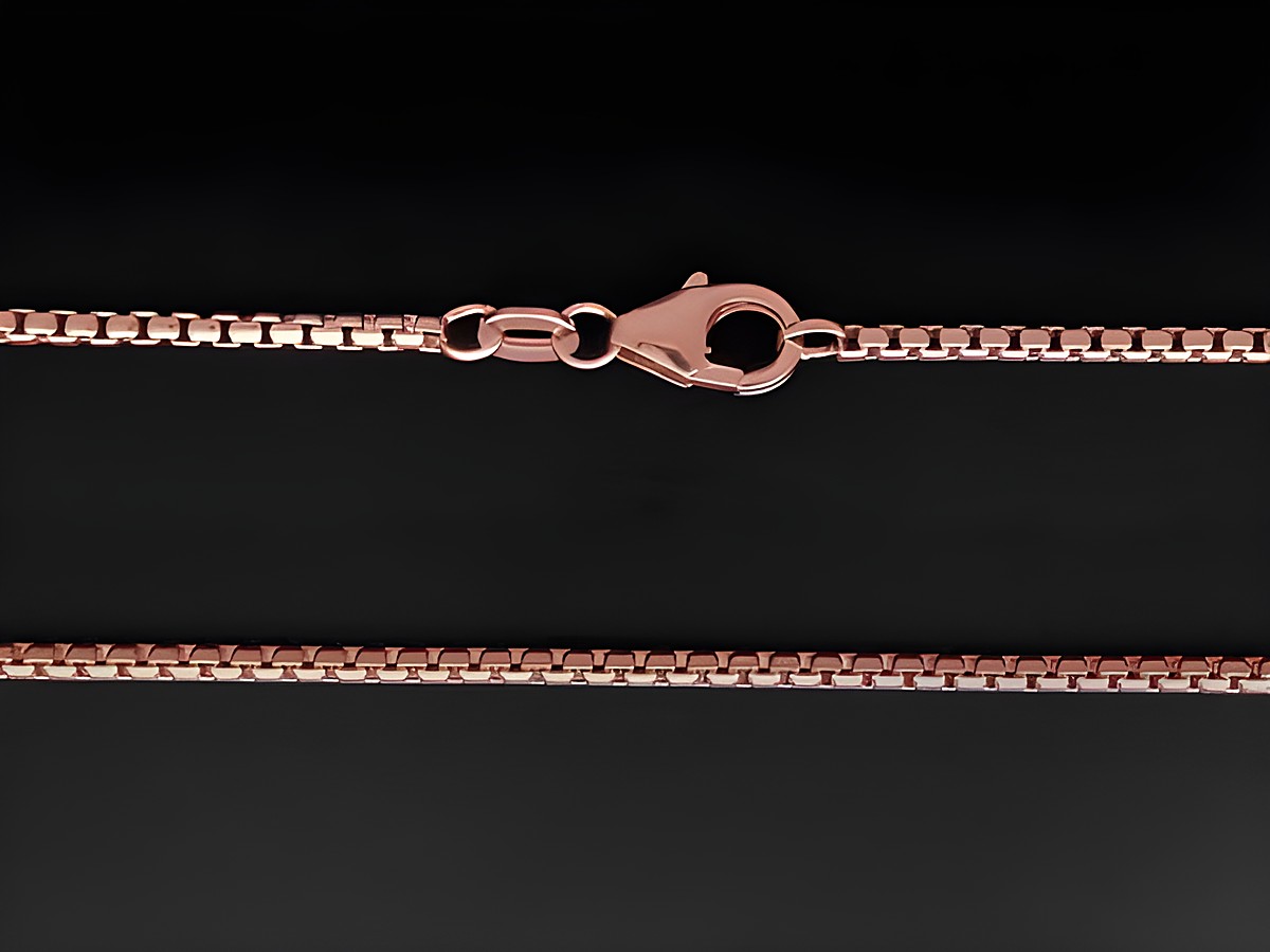 Rotgold Kette im Venezia Design, 1,5 x 1,5 mm, 50 cm lang, 585 Rotgold, Hersteller Juwelier Harnisch, in Rosé und Rotgold, mit praktischem Karabinerverschluss.