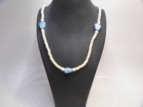 Holzkette im Trapezdesign mit naturbraunem und hellblauem Farbspiel, 15 mm große Holzperlen, 80 cm lang, Hersteller Juwelier Harnisch, ideal für natürlichen Schmuckstil.