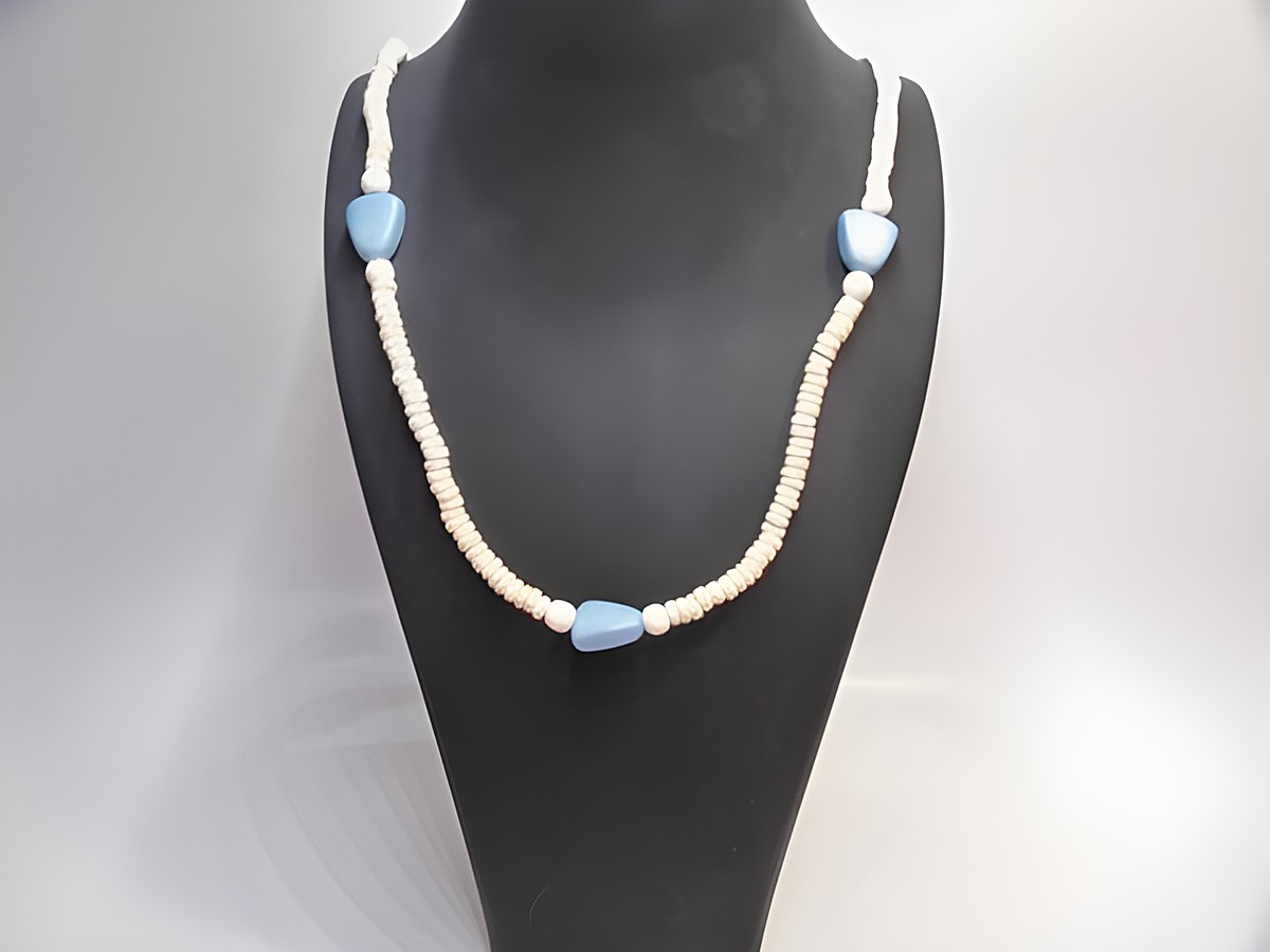 Holzkette im Trapezdesign mit naturbraunem und hellblauem Farbspiel, 15 mm große Holzperlen, 80 cm lang, Hersteller Juwelier Harnisch, ideal für natürlichen Schmuckstil.