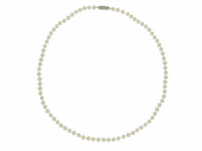 Perlenkette aus Süßwasser-Zuchtperlen in Weiß, Durchmesser 5-5,5 mm, Länge 45 cm, mit Silberverschluss, klassisches Design vom Hersteller Juwelier Harnisch.