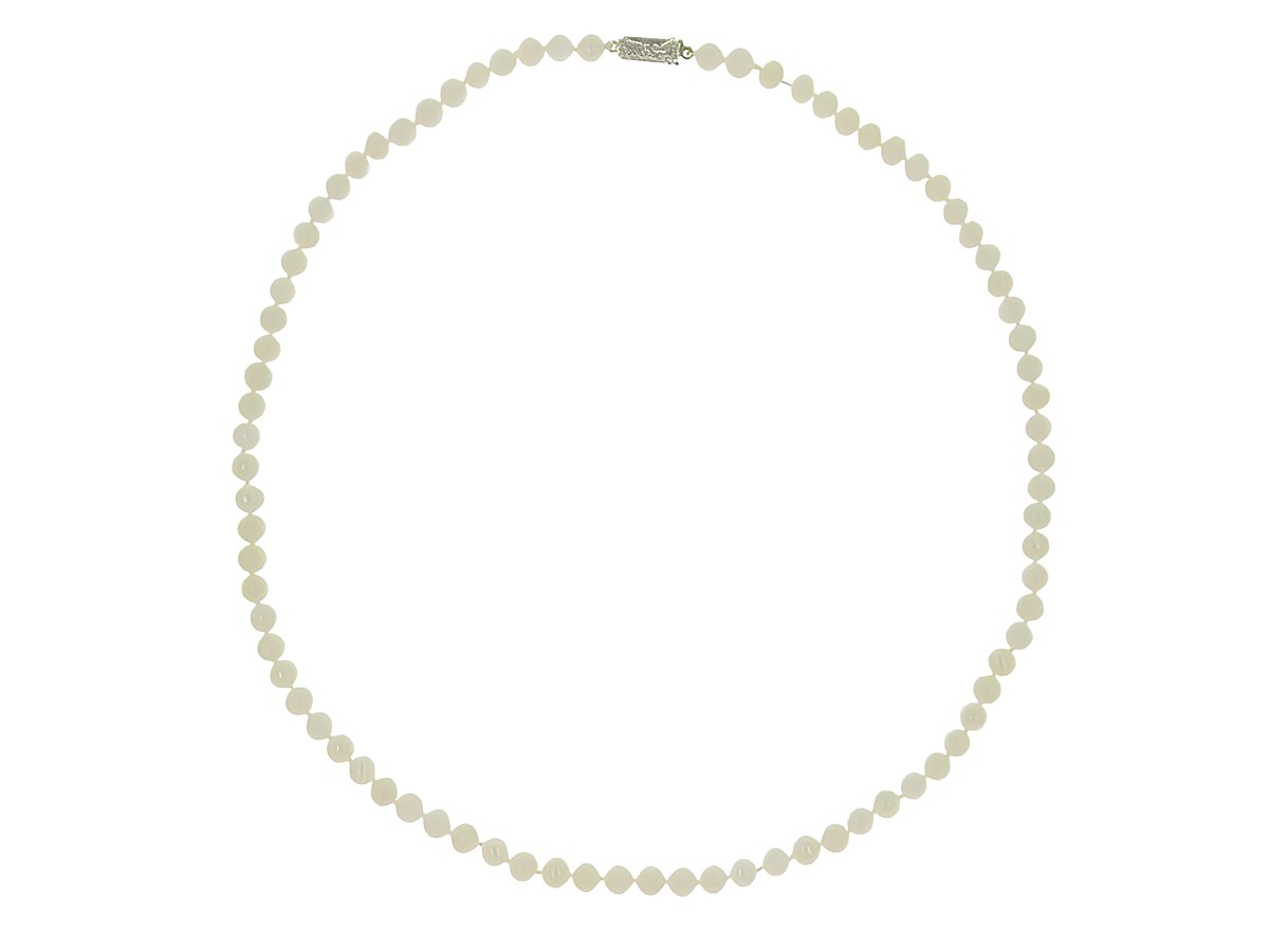 Perlenkette aus Süßwasser-Zuchtperlen in Weiß, Durchmesser 5-5,5 mm, Länge 45 cm, mit Silberverschluss, klassisches Design vom Hersteller Juwelier Harnisch. – Ansicht 3