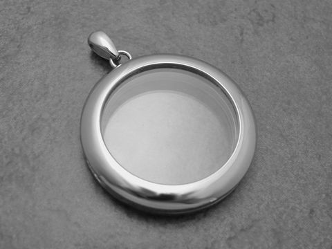 62443-0 Medaillon sichtbar aus Edelstahl, transparent und einsehbar, Hersteller Juwelier Harnisch, geeignet für individuelle Gravuren oder zur Aufbewahrung von Erinnerungen.