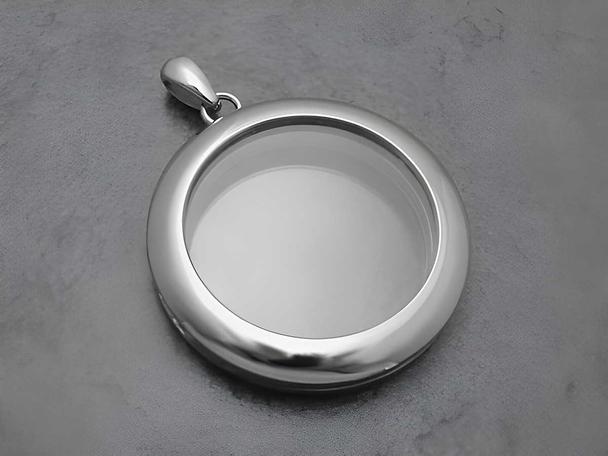 Medaillon sichtbar aus Edelstahl, transparent und einsehbar, Hersteller Juwelier Harnisch, geeignet für individuelle Gravuren oder zur Aufbewahrung von Erinnerungen.