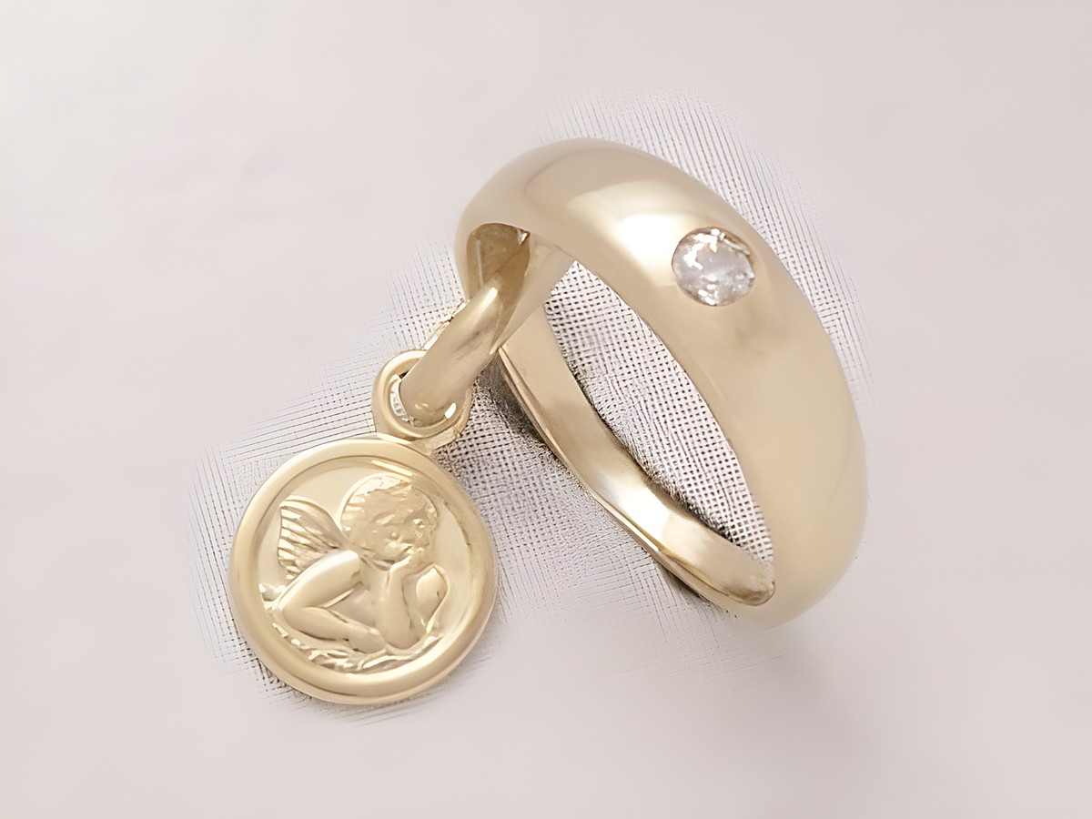 Taufring aus Gold 333 mit Zirkonia und Schutzengel-Anhänger. Der Ring ist schlicht gestaltet und hat eine charmante Gravur, perfekt für Taufanlässe und besondere Geschenke.