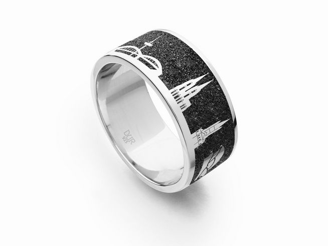 320163-0 Der DUR Lavasand Ring Nachtring Köln aus Sterling Silber in Größe 58 zeigt eine schwarze Oberfläche mit geätzten Silhouetten von Kölner Wahrzeichen. Elegant und modern gestaltet.