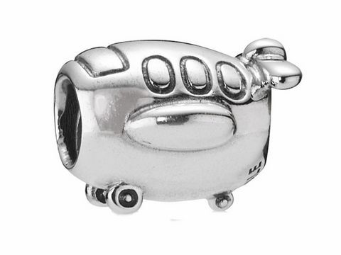 Ein silbernes Charm in Form eines Flugzeugs von PANDORA. Das Schmuckstück symbolisiert Reiselust und gehört zur Moments-Kollektion des Herstellers. Ideal für Reisefans.