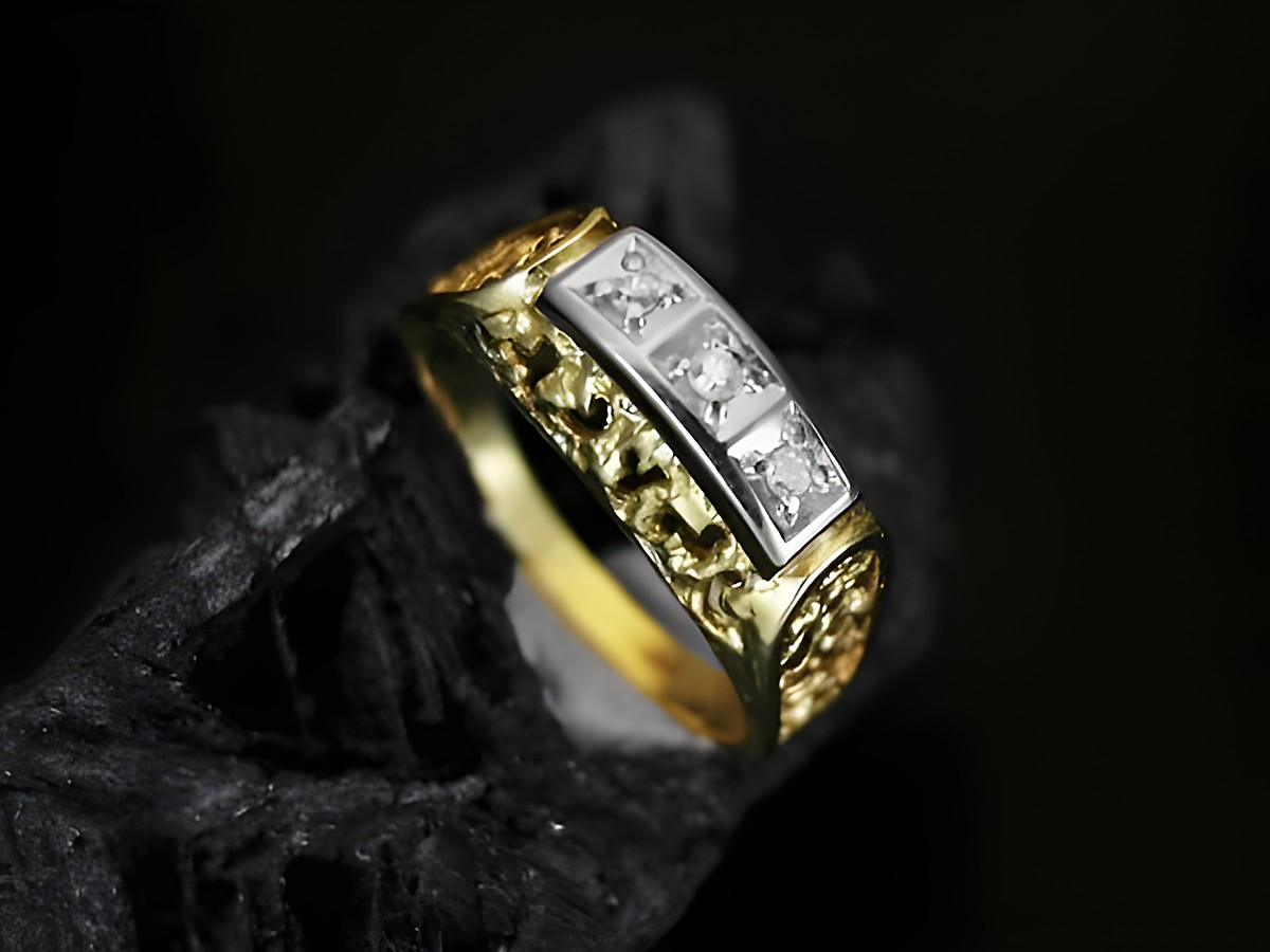 Gold Ring aus Gold 585 mit Diamanten, bicolor und viereckigem Design, Größe 58, Hersteller Juwelier Harnisch, bis Größe 58/18,4.