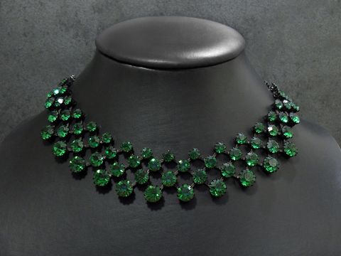 Strass Kette in femininem Design, GRÜN, Länge 40,5-43 cm, mit schwarzer Fassung, Hersteller Juwelier Harnisch, elegante und funkelnde Optik.