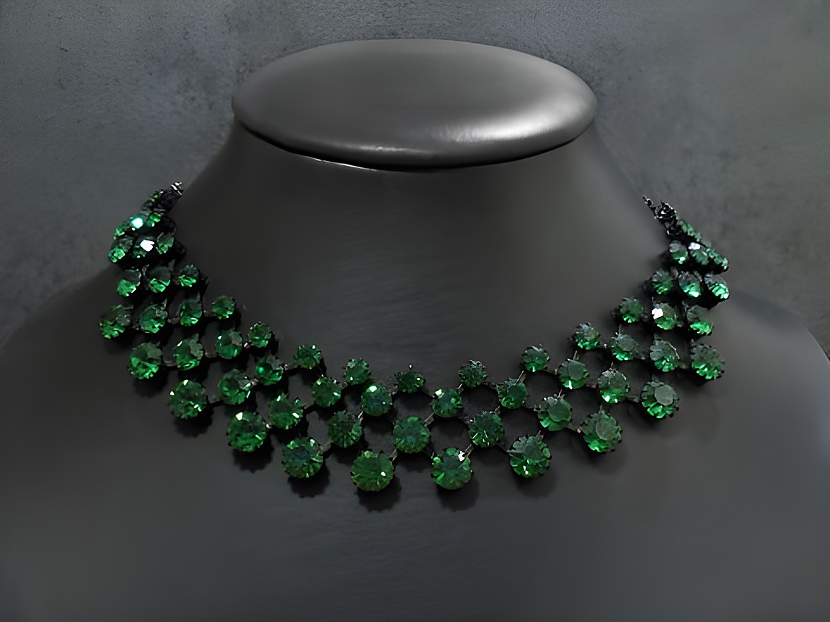 Strass Kette in femininem Design, GRÜN, Länge 40,5-43 cm, mit schwarzer Fassung, Hersteller Juwelier Harnisch, elegante und funkelnde Optik.