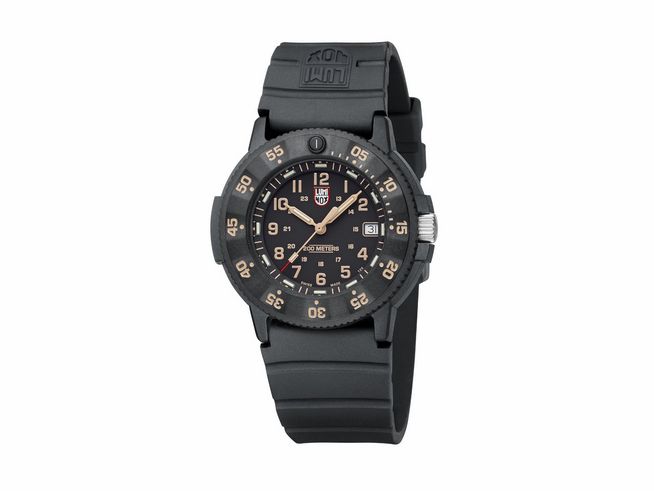Luminox Uhr XS.3001.EVO.OR.S Sea in Carbonox mit 43 mm Gehäuse, robustem schwarzen Silikonarmband und einem klar ablesbaren Ziffernblatt für den Einsatz unter Wasser.