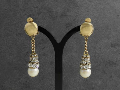 Luxuriöse Strass Ohrclips in Weiß und Goldfarben von Juwelier Harnisch, elegant gestaltet mit Strass Schmuck und schimmernden Perlen, perfekte Ohrhänger für festliche Anlässe.