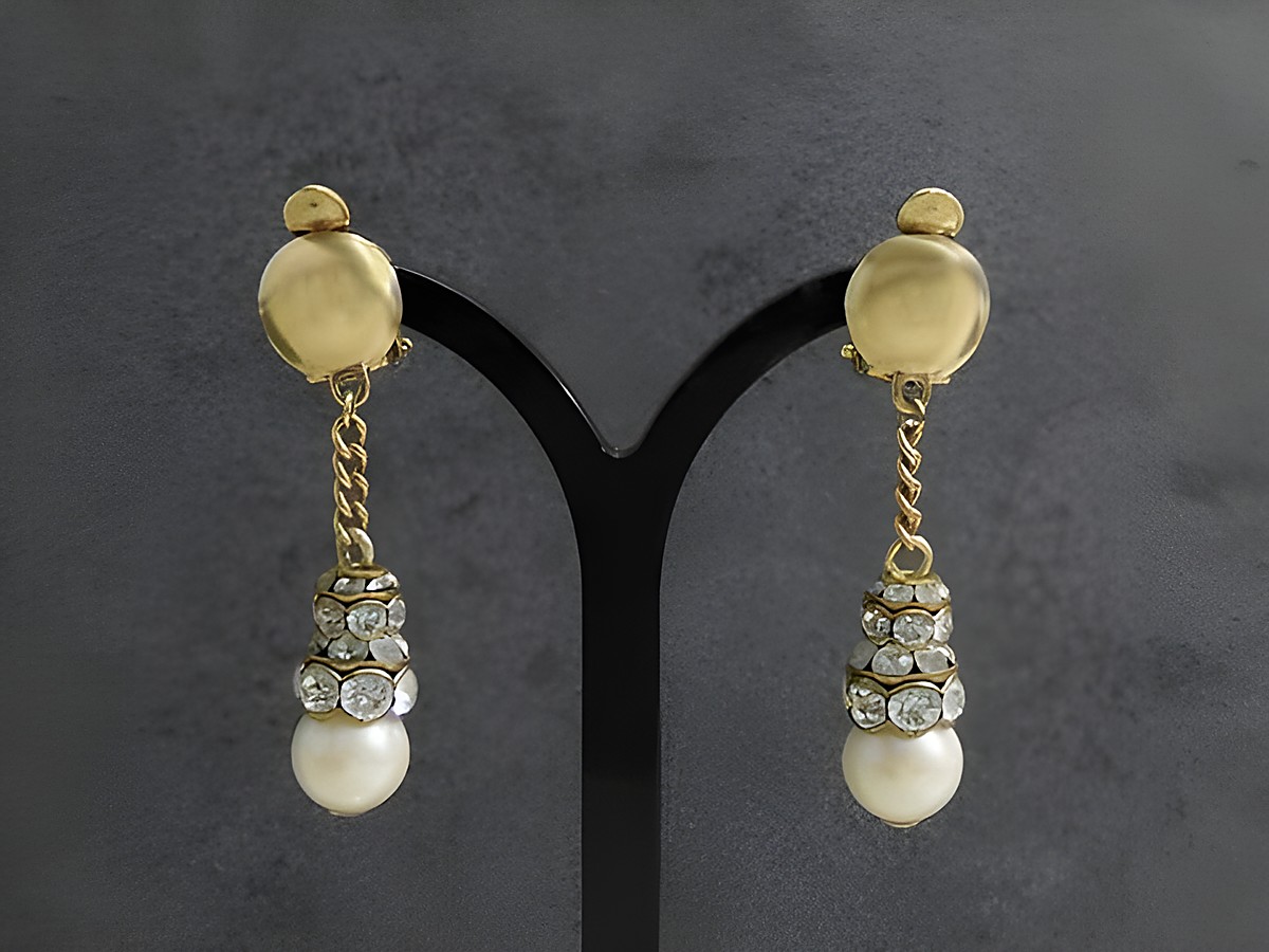 Luxuriöse Strass Ohrclips in Weiß und Goldfarben von Juwelier Harnisch, elegant gestaltet mit Strass Schmuck und schimmernden Perlen, perfekte Ohrhänger für festliche Anlässe.