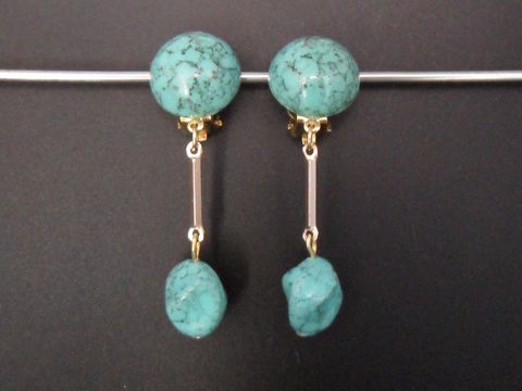 71888-0 Ohrclip in zeitlosem Design mit türkisfarbenem Kunstharz und goldfarbenen Elementen, hergestellt von Juwelier Harnisch, ideal für jeden Anlass.