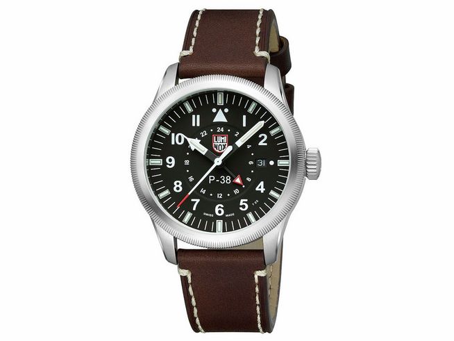 Luminox XA.9521 P-38 LIGHTNING GMT 9520 SERIES Uhr mit schwarzem Ziffernblatt, silbernem Edelstahlgehäuse und braunem Lederarmband, 42 mm Durchmesser.