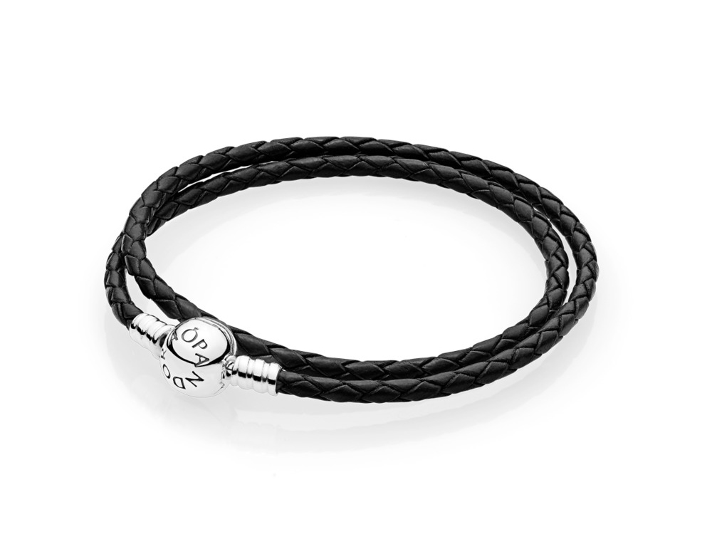 Doppeltes schwarzes Lederarmband von Pandora, 47 cm lang, mit geflochtenem Design und silberner Verschlusskugel mit eingraviertem Pandora-Schriftzug. Ideal für einen stilvollen Look.