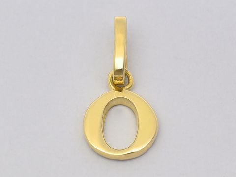 Gold Buchstaben Anhänger Buchstabe O von Juwelier Harnisch. Der Anhänger hat eine elegante und schlichte Form, ideal für persönliche Gravuren oder als Schmuckstück zum Tragen.