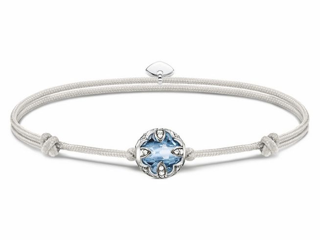 Ein elegantes Thomas Sabo Armband aus Textil mit einem blauen Karma Bead in der Mitte, umgeben von silbernen Akzenten und Zirkonia, verstellbar bis 22 cm.