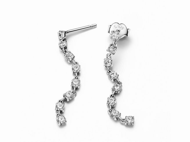 Zwei Funkelnde Acht Steine Ohrhänger von Pandora aus Silber mit klaren Zirkonia. Die Ohrhänger haben eine elegante, geschwungene Form und bezaubern durch ihr strahlendes Design.