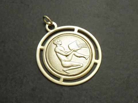 Goldfarbene, runde 3D-Platte mit dem Sternzeichen Wassermann, dargestellt durch eine Figur, die einen Krug hält, hergestellt von Juwelier Harnisch.