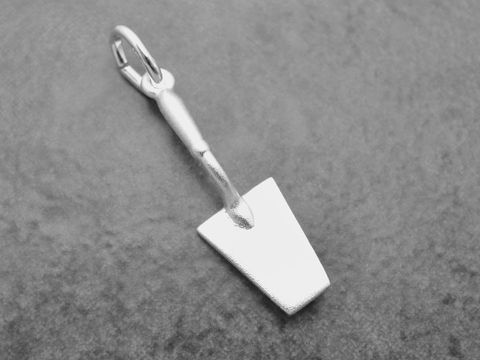 Maurerkelle Anhänger aus Sterling Silber, gefertigt vom Juwelier Harnisch, ideales Schmuckstück für Handwerker und Liebhaber von Werkzeugmotiven.