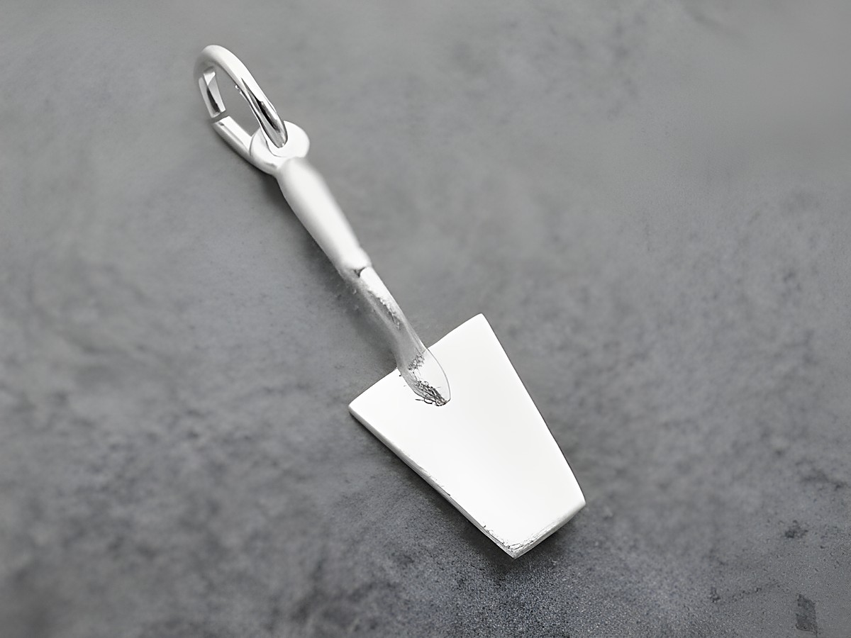 Maurerkelle Anhänger aus Sterling Silber, gefertigt vom Juwelier Harnisch, ideales Schmuckstück für Handwerker und Liebhaber von Werkzeugmotiven.