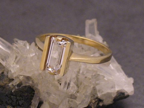 Ein puristischer Goldring aus Gold 333 mit einem Bergkristall in Größe 54,5, Hersteller Juwelier Harnisch, bis Größe 56/18.