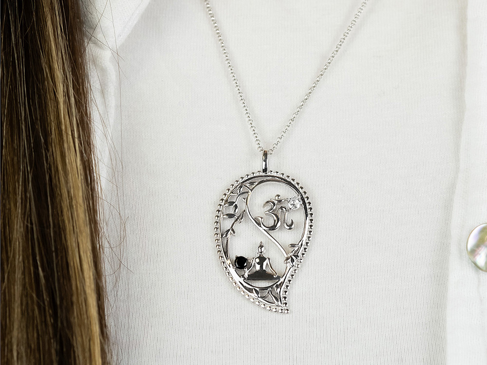 Engelsrufer ERP-YIYADROPLEAF-ZI Anhänger XL Tropfen in Silber mit Zirkonia und Yin Yang Symbol, hängt an einer Kette und wird von einer Person mit langen Haaren getragen.