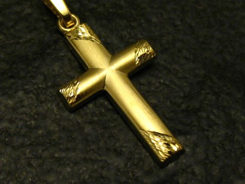 Diamantiertes mattiertes Goldkreuz aus Gold 333, Hersteller Juwelier Harnisch, klassisch gestaltet mit feinen Verzierungen an den_enden, elegant und zeitlos.