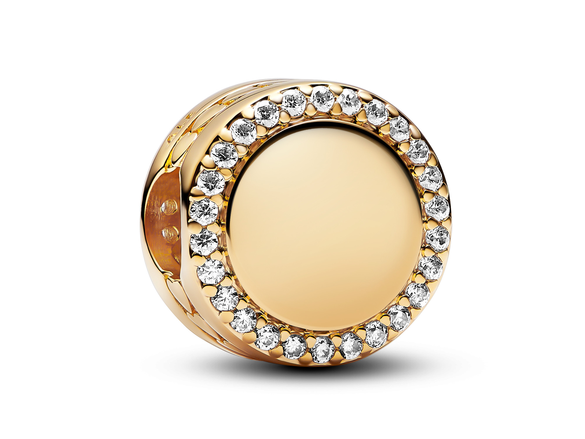 Funkelnder Knopf Charm von Pandora, vergoldet in Gelbgold, umrandet von Zirkonia, einseitig gravierbar, stilvolles Design für persönlichen Schmuck.
