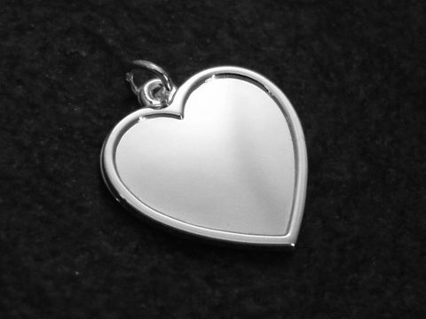 Gravur-Herz mit Rand Anhänger aus Sterling Silber, rhodiniert, schlichtes Design von Juwelier Harnisch, ideal als persönliches Geschenk oder Schmuckstück.