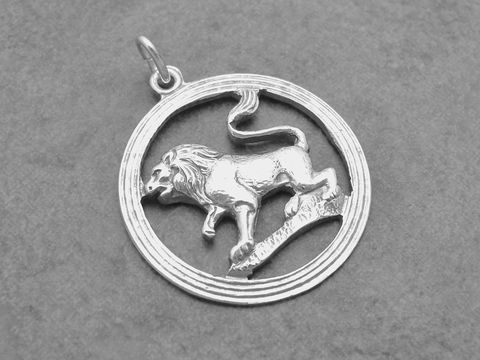 Silber Anhänger mit dem Sternzeichen Löwe, rund gestaltet, Hersteller Juwelier Harnisch, zeigt einen stilisierten Löwen in dynamischer Pose innerhalb eines Kreises.