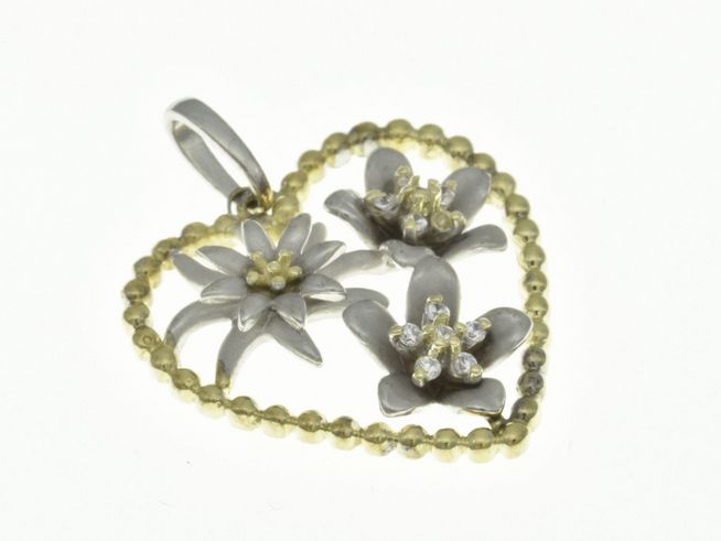 Edelweiß Herz Anhänger in Sterling Silber Bicolor rhodiniert mit Zirkonia, verziert mit drei stilisierten Edelweißblüten, elegant eingefasst in eine herzförmige Kontur.