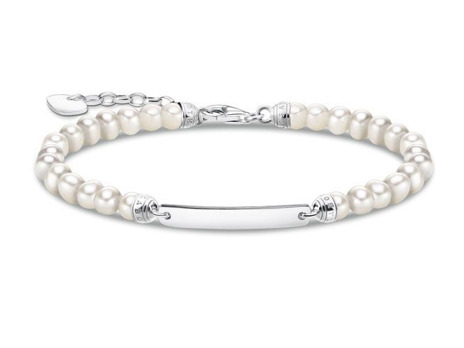 Silbernes Gravurarmband von Thomas Sabo mit Süßwasserzuchtperlen, zentralem gravierbarem Element und einer verstellbaren Länge von 16 bis 19 cm. Ideal für individuellen Schmuck.