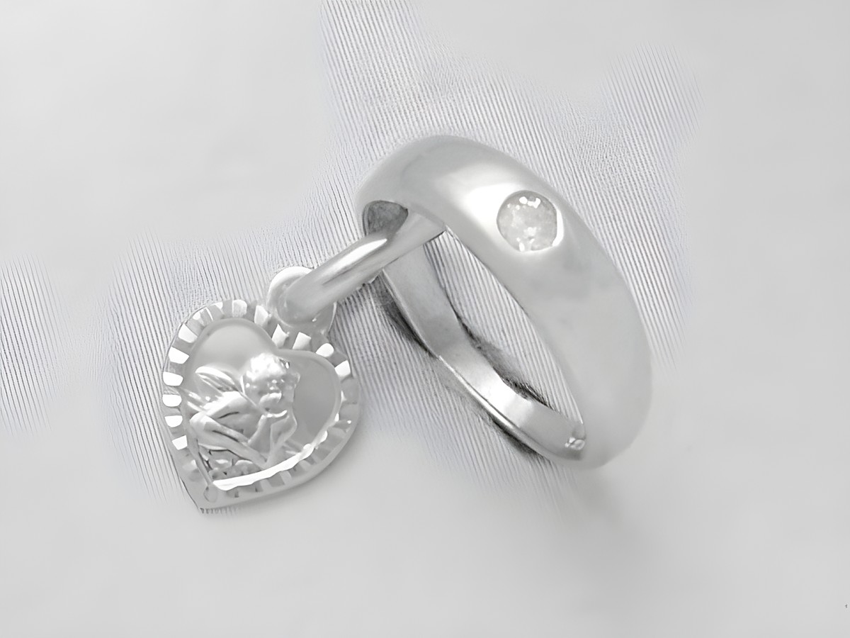 Taufring mit Schutzengel und Gravur aus Silber, verziert mit Zirkonia, Hersteller Juwelier Harnisch, elegantes Design für besondere Anlässe.