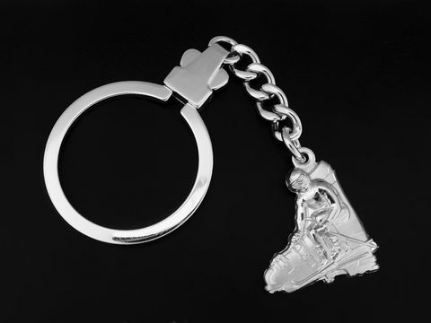 Schlüsselanhänger mit einem Skifahrer auf einem Ski-Schuh aus rhodiniertem Sterling Silber, hochwertig verarbeitet und ideal als Geschenkidee. Hersteller: Juwelier Harnisch.