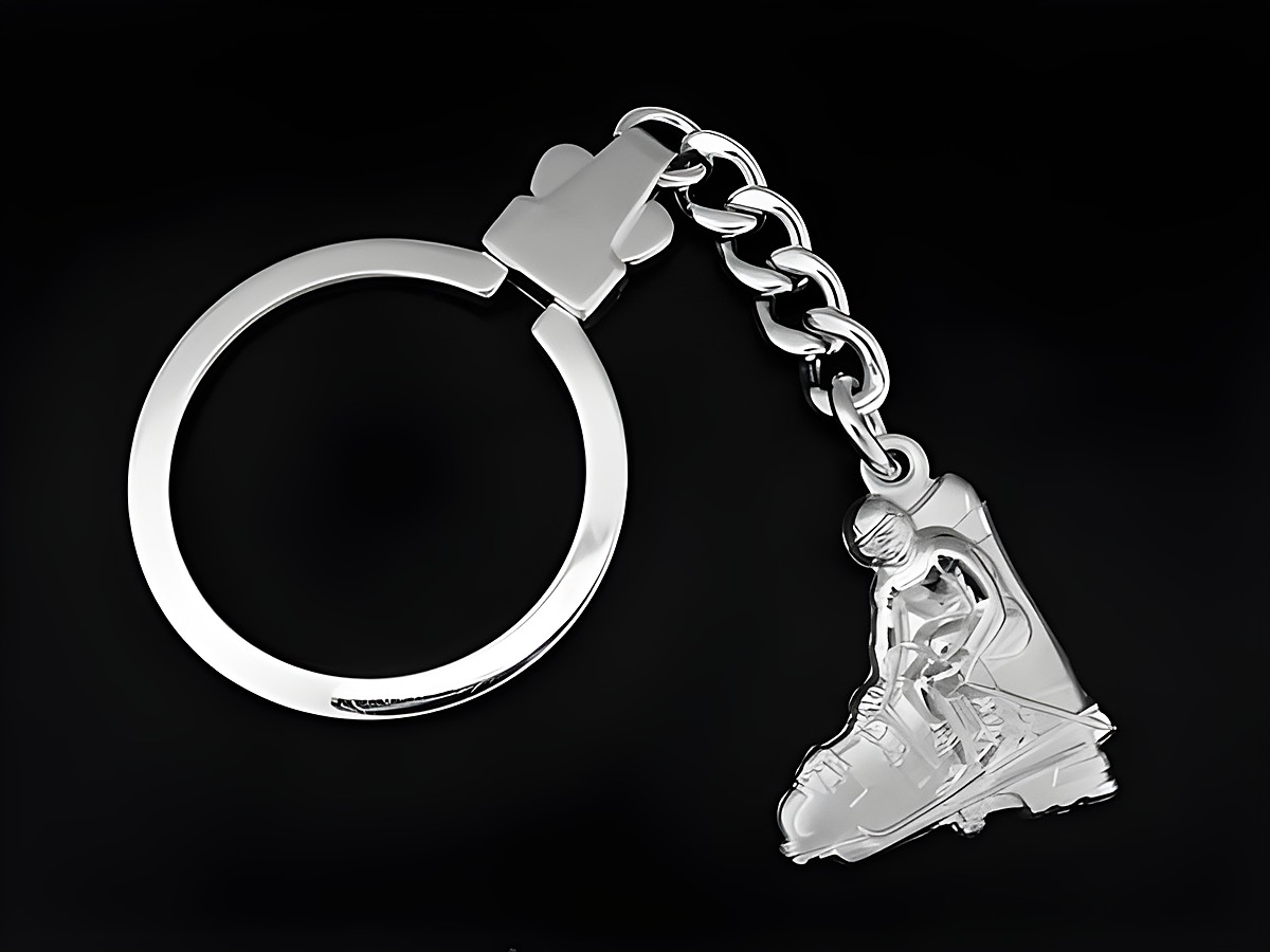 Schlüsselanhänger mit einem Skifahrer auf einem Ski-Schuh aus rhodiniertem Sterling Silber, hochwertig verarbeitet und ideal als Geschenkidee. Hersteller: Juwelier Harnisch.