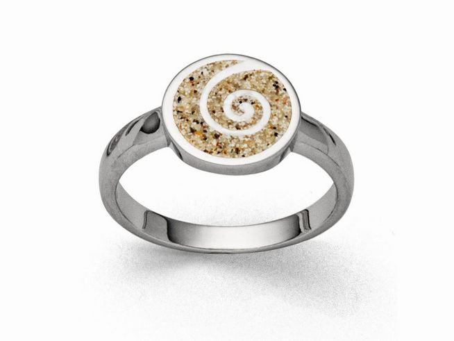 DUR Strandring Spirale 2.0 R5566.56 aus Sterling Silber in Größe 56 mit einem runden, sandfarbenen Design und einer eleganten Spiralgravur auf der Vorderseite.