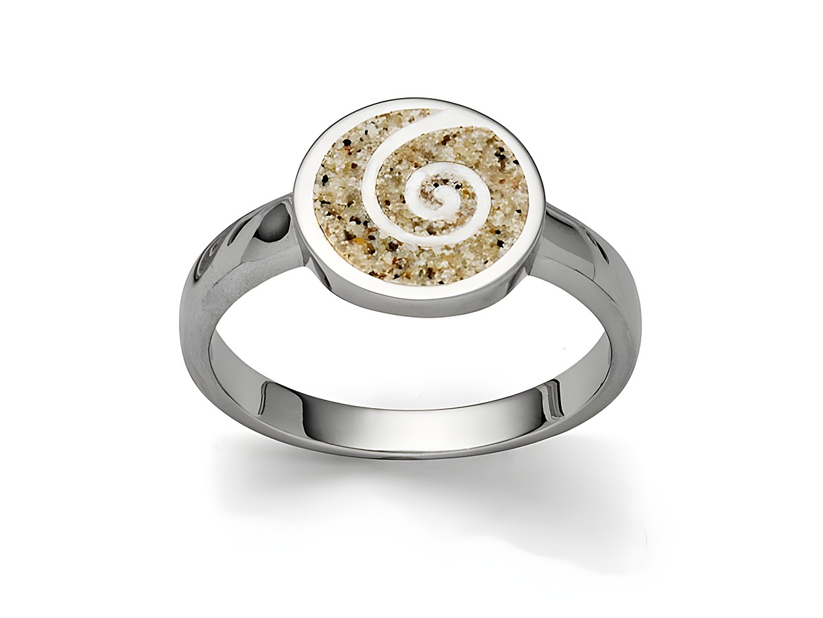 DUR Strandring Spirale 2.0 R5566.56 aus Sterling Silber in Größe 56 mit einem runden, sandfarbenen Design und einer eleganten Spiralgravur auf der Vorderseite.