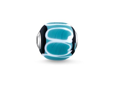Der Thomas Sabo Karma Bead K0255-017-17 aus Glas zeigt ein harmonisches Design in Türkis, Schwarz und Weiß und ergänzt jedes Schmuckstück stilvoll.