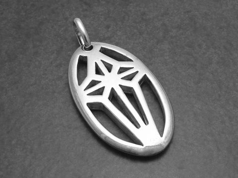 Designer Silber Kreuz Anhänger massiv von Juwelier Harnisch, schlicht und elegant mit einem klaren, geometrischen Design in versilbertem Material. Ideal für jeden Anlass.