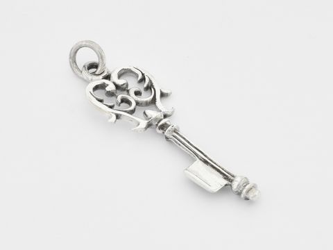 Zauberhafter Anhänger in Form eines Schlüssels aus Sterling Silber, elegant verarbeitet mit filigranen Verzierungen, Hersteller Juwelier Harnisch, ideal für Schmuckliebhaber.