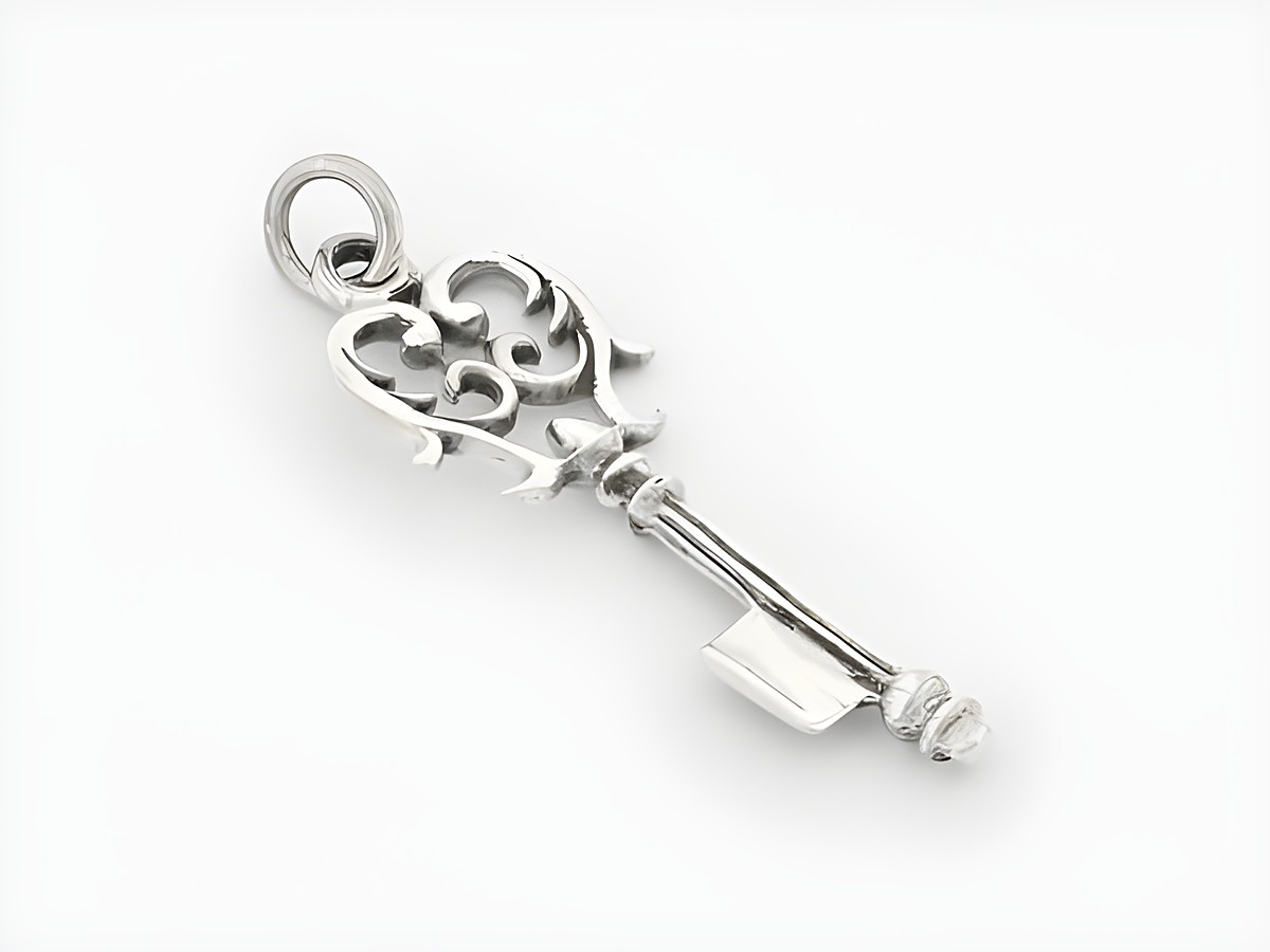 Zauberhafter Anhänger in Form eines Schlüssels aus Sterling Silber, elegant verarbeitet mit filigranen Verzierungen, Hersteller Juwelier Harnisch, ideal für Schmuckliebhaber.