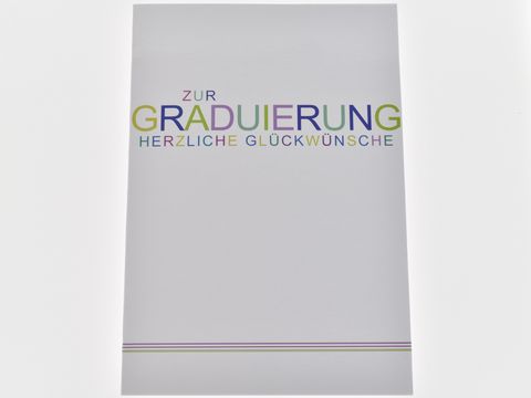 Glückwunschkarte zur Graduierung mit farblich gestalteter Schrift und dem Text herzliche Glückwünsche. Hersteller ist Juwelier Harnisch, ideal für Glückwünsche zu besonderen Anlässen.