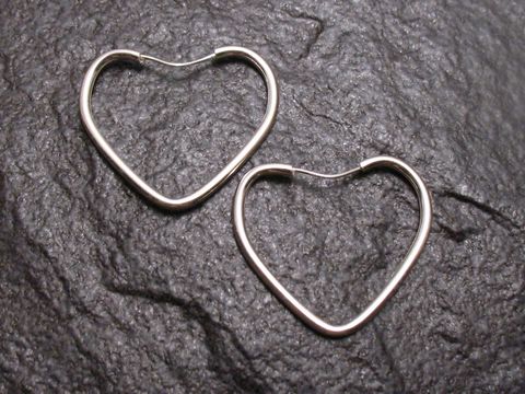 80277-0 Herzförmige Sterling Silber Creolen Ohrringe über 45 mm, gefertigt von Juwelier Harnisch, elegant und modern für jeden Anlass.