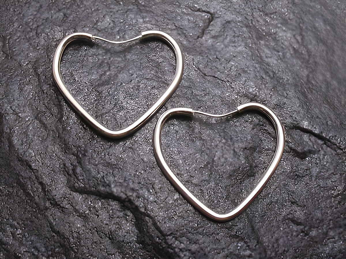 Herzförmige Sterling Silber Creolen Ohrringe über 45 mm, gefertigt von Juwelier Harnisch, elegant und modern für jeden Anlass.