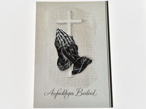 Trauerkarte mit abgebildeten betenden Händen und einem Kreuz, gestaltet in schlichten, eleganten Farben. Text auf der Karte: Aufrichtiges Beileid. Hersteller: Juwelier Harnisch.