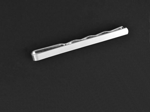 Viereckig silberne Krawattenklammer schlicht elegant mattiert Hersteller Juwelier Harnisch Krawattenklammern moderne Accessoires für stilvolle Herrenmode.